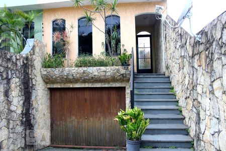 Casa à venda com 211m², 4 quartos e 4 vagasFachada