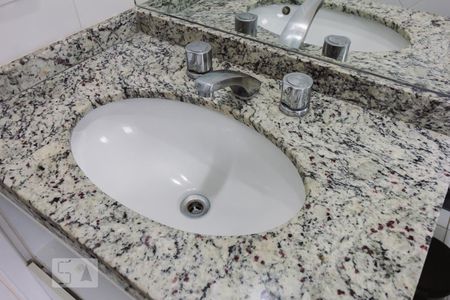 Apartamento para alugar com 94m², 2 quartos e 2 vagas Apartamento para alugar com 94m², 2 quartos e 2 vagasBanheiro da Suíte 1 Pia