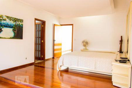 Casa à venda com 630m², 4 quartos e 8 vagasSuíte 1