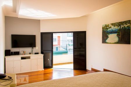 Casa à venda com 630m², 4 quartos e 8 vagasSuíte 1