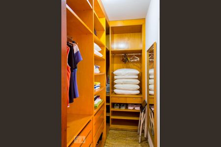 Casa à venda com 630m², 4 quartos e 8 vagasCloset da Suíte 2