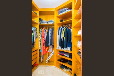 Casa à venda com 630m², 4 quartos e 8 vagasCloset da Suíte 1