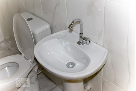 Detalhe lavabo de casa de condomínio para alugar com 2 quartos, 60m² em Parada Xv de Novembro, São Paulo