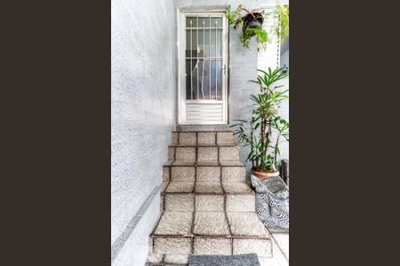 Casa à venda com 156m², 4 quartos e 2 vagas Casa à venda com 156m², 4 quartos e 2 vagasEscadas Entrada