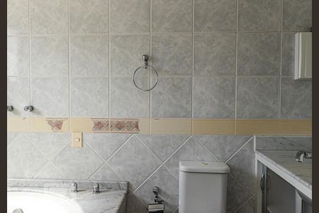 Apartamento à venda com 250m², 4 quartos e 4 vagas Apartamento à venda com 250m², 4 quartos e 4 vagasBanheiro da Suíte 2