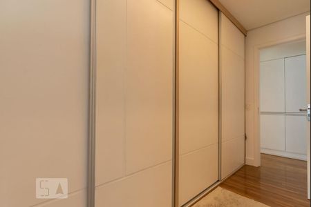 Apartamento à venda com 144m², 3 quartos e 3 vagas Apartamento à venda com 144m², 3 quartos e 3 vagasCloset da Suíte Master