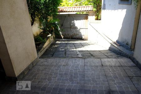 Casa à venda com 280m², 4 quartos e 2 vagasÁrea externa - portão de estacionamento