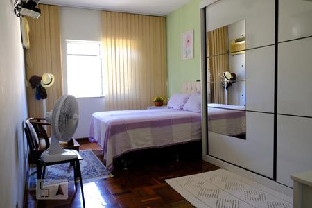 Casa à venda com 280m², 4 quartos e 2 vagasSuíte - segundo andar