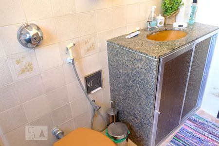 Casa à venda com 280m², 4 quartos e 2 vagasBanheiro social - segundo andar