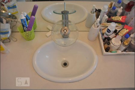 Casa de condomínio para alugar com 120m², 2 quartos e 2 vagasBanheiro da Suíte 1