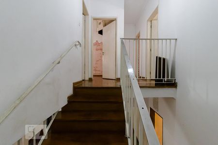 Casa à venda com 198m², 3 quartos e 2 vagas Casa à venda com 198m², 3 quartos e 2 vagasEscada