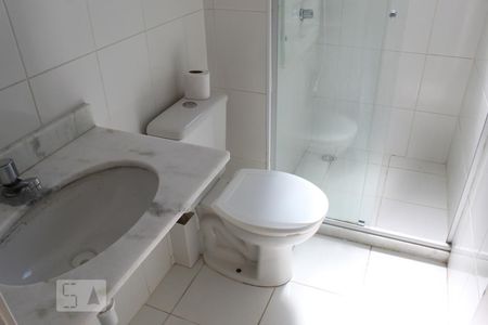 Banheiro social de apartamento para alugar com 2 quartos, 58m² em Jardim Tupanci, Barueri