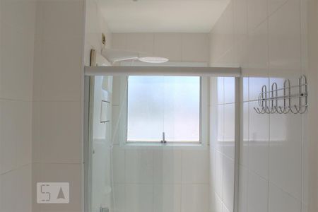 Banheiro social de apartamento para alugar com 2 quartos, 58m² em Jardim Tupanci, Barueri