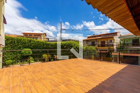 Casa à venda com 400m², 3 quartos e 4 vagas Casa à venda com 400m², 3 quartos e 4 vagasDeck da Piscina