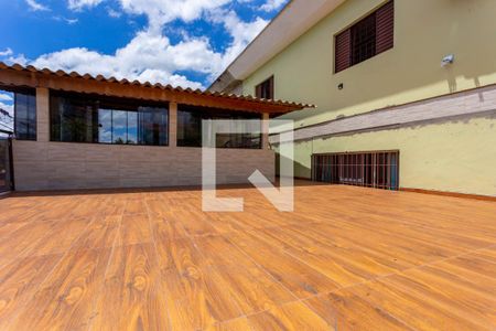 Casa à venda com 400m², 3 quartos e 4 vagas Casa à venda com 400m², 3 quartos e 4 vagasDeck da Piscina