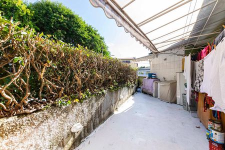 Casa à venda com 400m², 3 quartos e 4 vagasFundos - Área de serviço