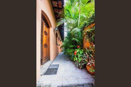 Casa à venda com 300m², 4 quartos e 5 vagas Casa à venda com 300m², 4 quartos e 5 vagasÁrea Externa