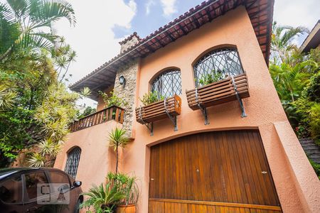 Casa à venda com 300m², 4 quartos e 5 vagas Casa à venda com 300m², 4 quartos e 5 vagasFachada