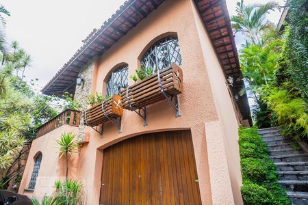 Casa à venda com 300m², 4 quartos e 5 vagas Casa à venda com 300m², 4 quartos e 5 vagasFachada