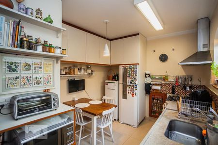 Casa à venda com 300m², 4 quartos e 5 vagas Casa à venda com 300m², 4 quartos e 5 vagasCozinha