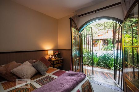 Casa à venda com 300m², 4 quartos e 5 vagas Casa à venda com 300m², 4 quartos e 5 vagasSuíte Master