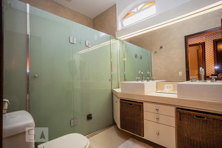 Casa à venda com 300m², 4 quartos e 5 vagas Casa à venda com 300m², 4 quartos e 5 vagasBanheiro dos quartos
