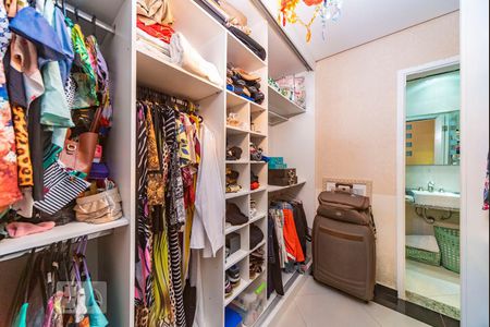 Apartamento à venda com 220m², 3 quartos e 2 vagas Apartamento à venda com 220m², 3 quartos e 2 vagasCloset do Quarto 3