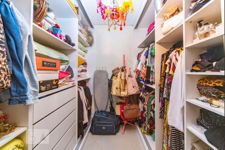 Apartamento à venda com 220m², 3 quartos e 2 vagas Apartamento à venda com 220m², 3 quartos e 2 vagasCloset do Quarto 3