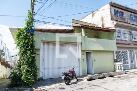Casa à venda com 150m², 4 quartos e 8 vagasFachada