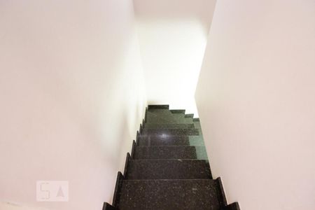 Casa à venda com 78m², 2 quartos e 2 vagas Casa à venda com 78m², 2 quartos e 2 vagasEscada