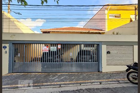 Casa à venda com 230m², 3 quartos e 3 vagas Casa à venda com 230m², 3 quartos e 3 vagasFachada