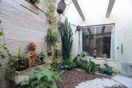 Casa à venda com 230m², 3 quartos e 3 vagas Casa à venda com 230m², 3 quartos e 3 vagasJardim de Inverno