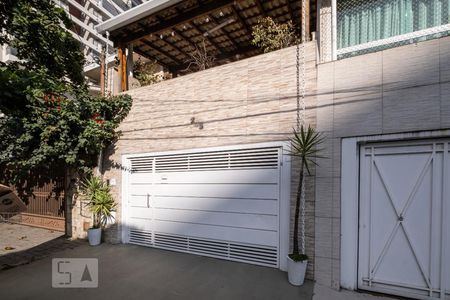 Casa à venda com 210m², 3 quartos e 2 vagasFachada