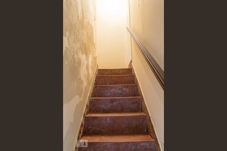 Casa à venda com 190m², 3 quartos e 2 vagas Casa à venda com 190m², 3 quartos e 2 vagasEscada