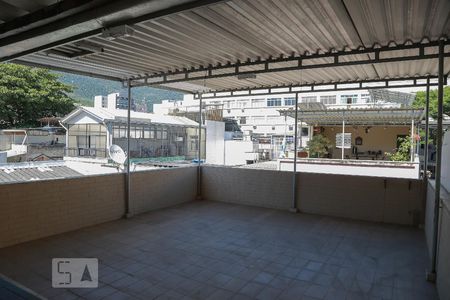 Casa de condomínio à venda com 198m², 4 quartos e sem vaga Casa de condomínio à venda com 198m², 4 quartos e sem vagaTerraço