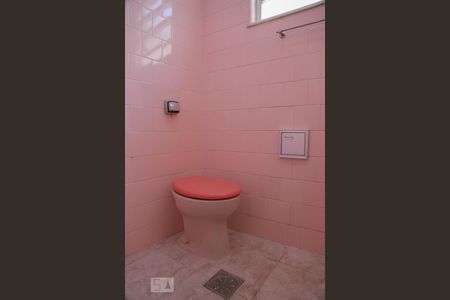 Casa de condomínio à venda com 198m², 4 quartos e sem vaga Casa de condomínio à venda com 198m², 4 quartos e sem vagaBanheiro Social 1