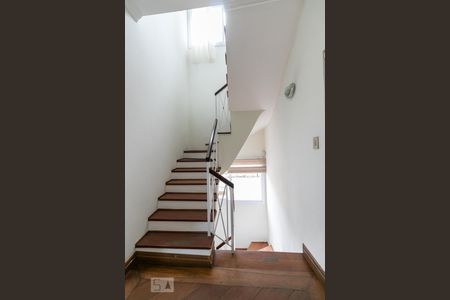 Casa para alugar com 360m², 3 quartos e 6 vagasEscadas