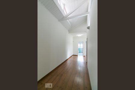 Casa para alugar com 360m², 3 quartos e 6 vagasCorredor Piso Superior