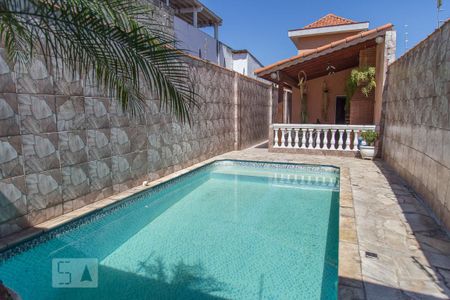 Casa à venda com 170m², 3 quartos e 2 vagas Casa à venda com 170m², 3 quartos e 2 vagasÁrea comum - Piscina