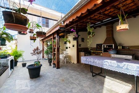 Casa à venda com 200m², 3 quartos e 2 vagasFundos