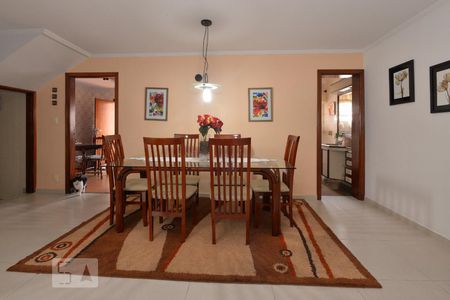 Casa à venda com 230m², 4 quartos e 3 vagas Casa à venda com 230m², 4 quartos e 3 vagasSala