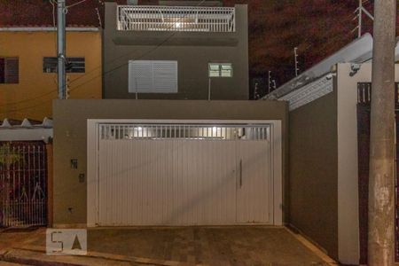 Casa à venda com 250m², 4 quartos e 2 vagas Casa à venda com 250m², 4 quartos e 2 vagasFachada