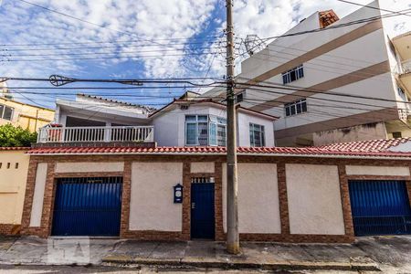 Casa à venda com 250m², 6 quartos e 2 vagas Casa à venda com 250m², 6 quartos e 2 vagasFachada