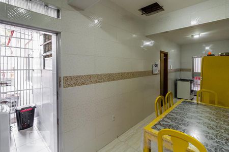Casa à venda com 250m², 6 quartos e 2 vagas Casa à venda com 250m², 6 quartos e 2 vagasCozinha