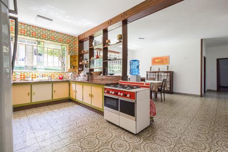 Casa à venda com 600m², 3 quartos e 7 vagas Casa à venda com 600m², 3 quartos e 7 vagasBanheiro