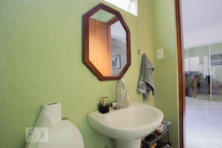 Casa à venda com 200m², 4 quartos e 2 vagas Casa à venda com 200m², 4 quartos e 2 vagasLavabo