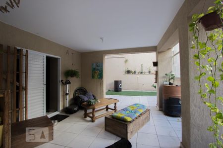 Casa à venda com 200m², 4 quartos e 2 vagas Casa à venda com 200m², 4 quartos e 2 vagasÁrea de Serviço