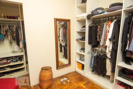 Casa à venda com 480m², 4 quartos e 4 vagasCloset