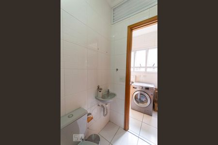 Apartamento para alugar com 237m², 4 quartos e 3 vagas Apartamento para alugar com 237m², 4 quartos e 3 vagasBanheiro de Serviço