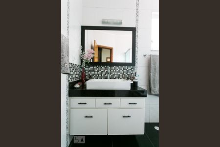 Casa à venda com 340m², 4 quartos e 6 vagasBanheiro da Suíte 1